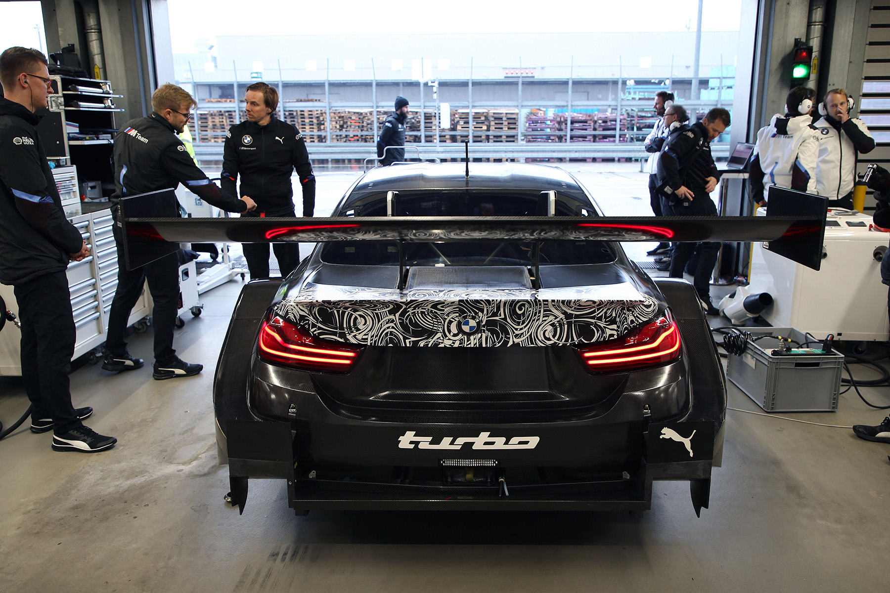 GT-Rennfahrzeug in der Box – Motorsport-Engineering